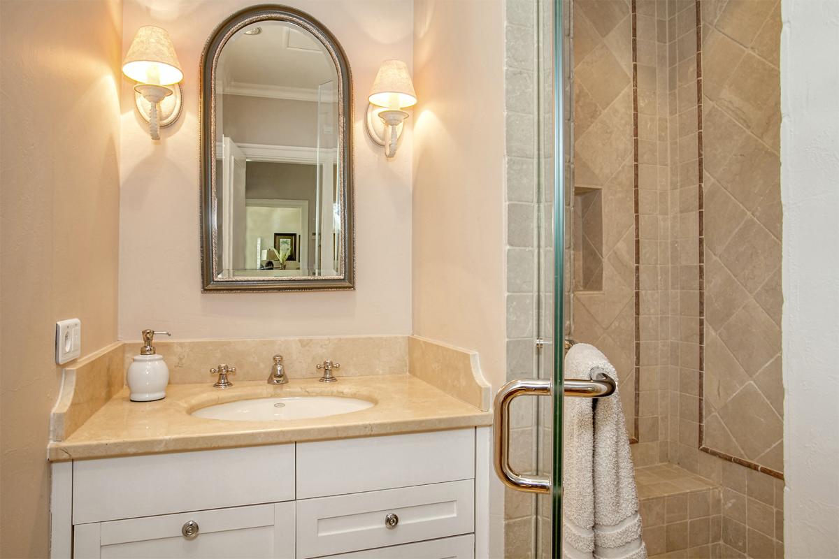 60-ChateaudesPalmiers-GardenBathroom1