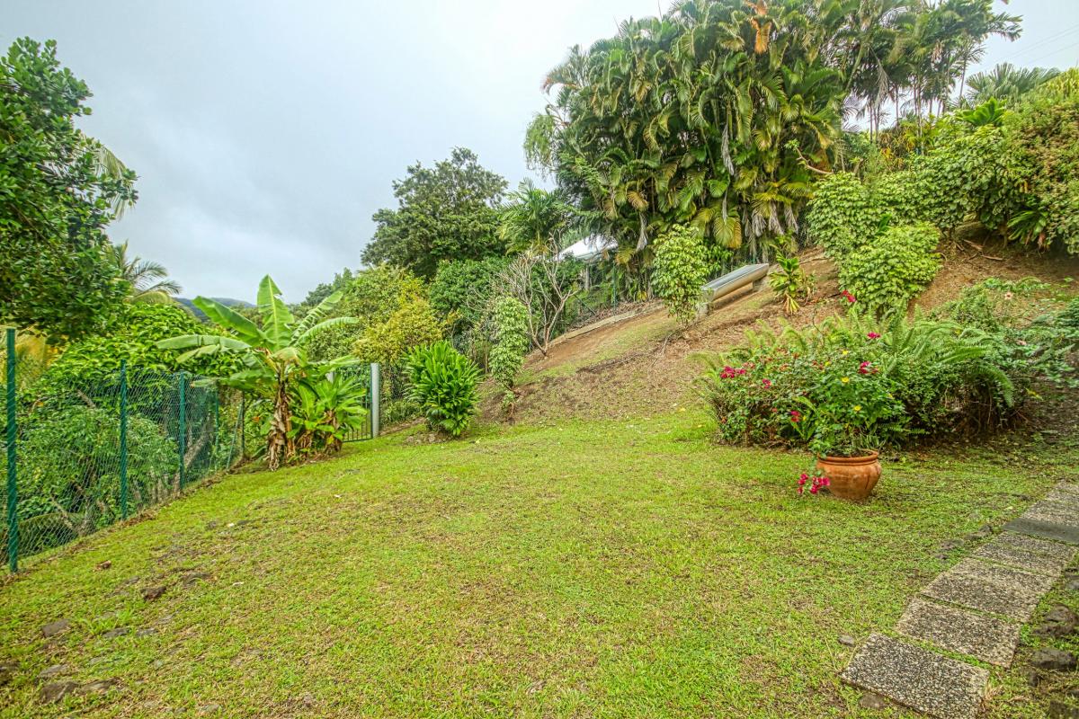 4-Location-villa-Martinique_-Case-Pilote_-extérieur-jardin-maison-2