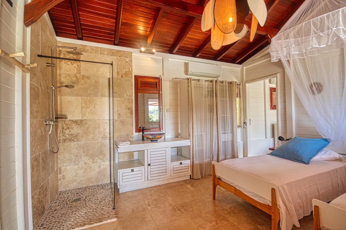 15-Location-villa-Martinique_Anses-d'Arlet_-chambre-3-salle-d'eau