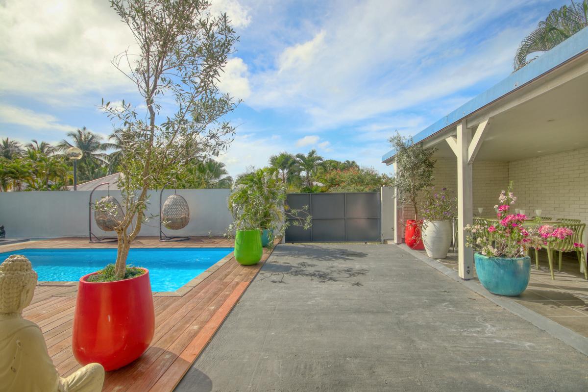 6-Location-villa-Martinique_Terrasse-piscine-et-portail