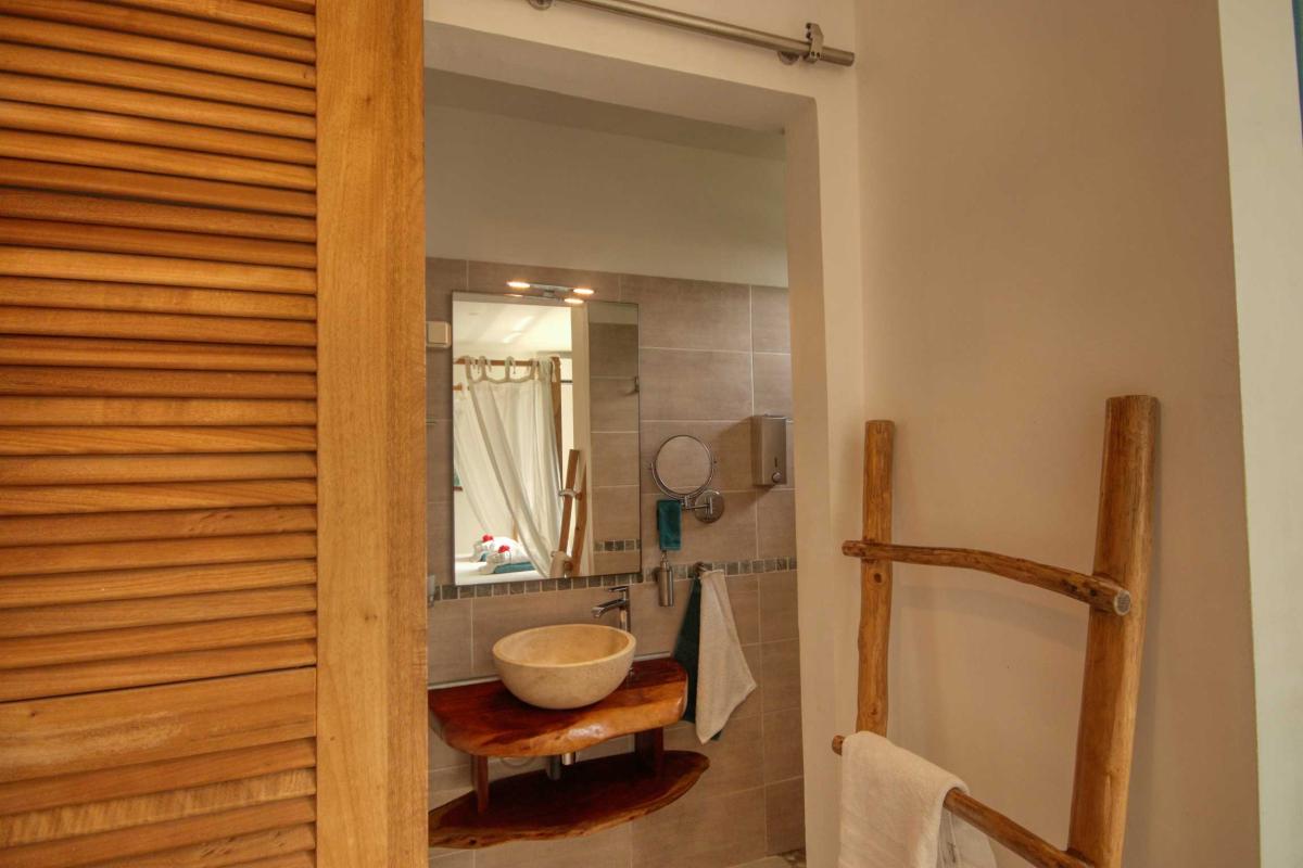 22-Villa-splendide-vue-mer-tartane-trinité-chambre-1-et-salle-d'eau-miroir