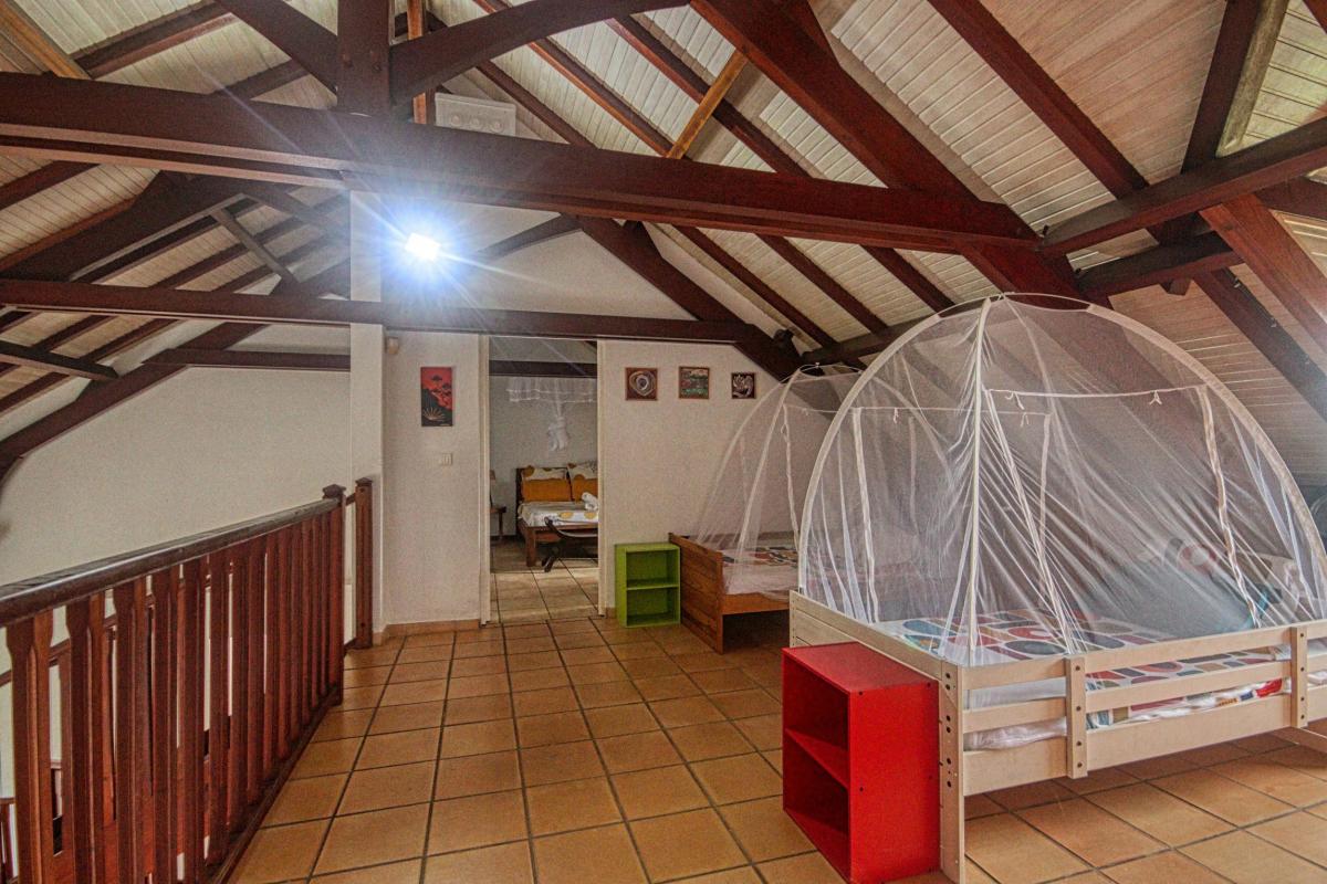 22-Location-villa-Martinique_-Case-Pilote_-Chambre-2-mezzanine-2