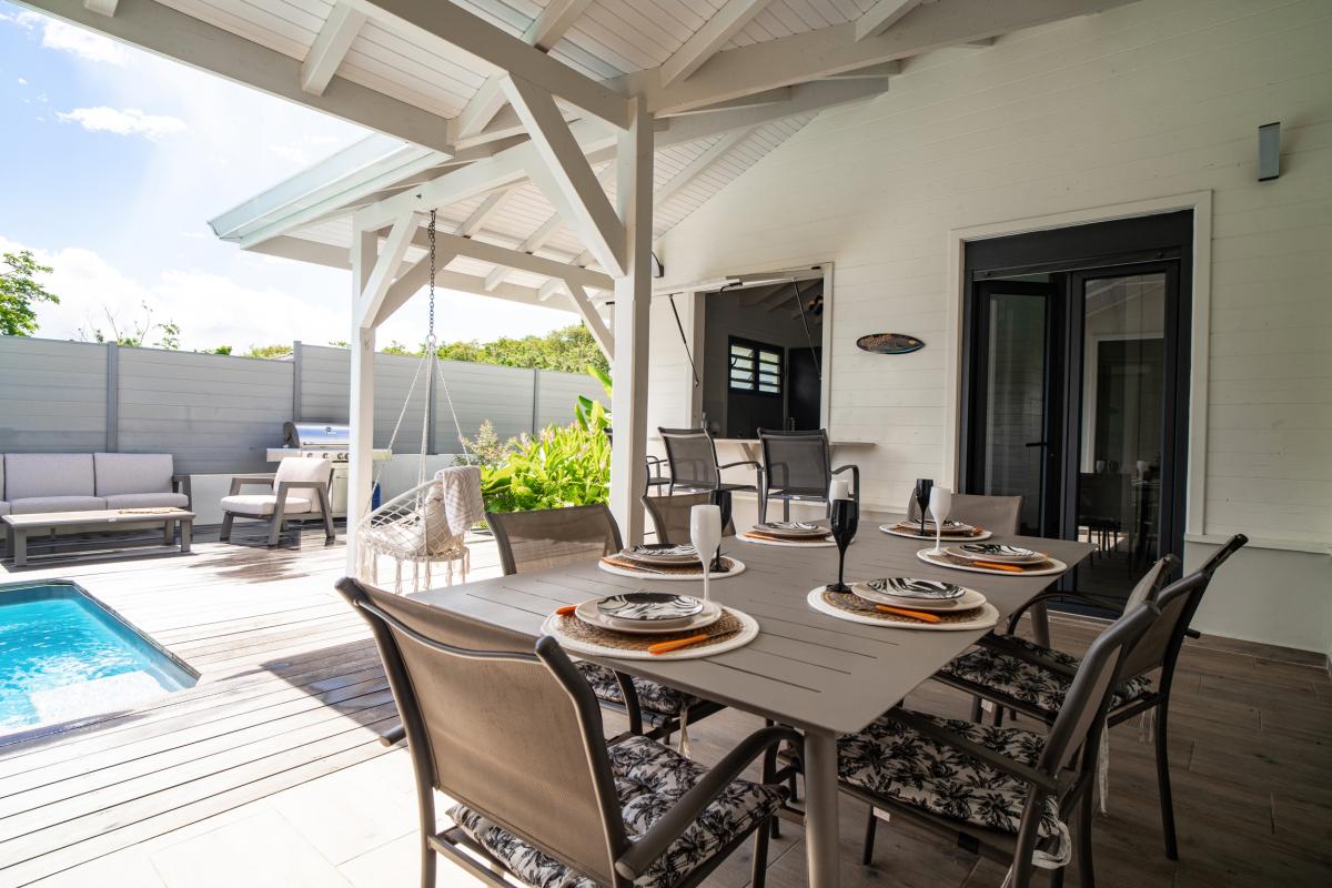 7-Location-villa-piscine-le-diamant-martinique-espace-repas