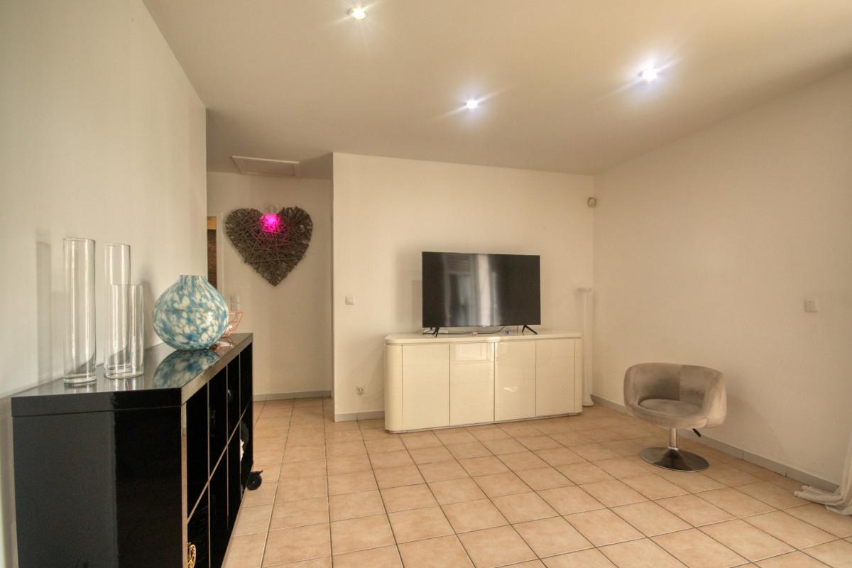 12-Location-villa-Martinique_Salon-télé