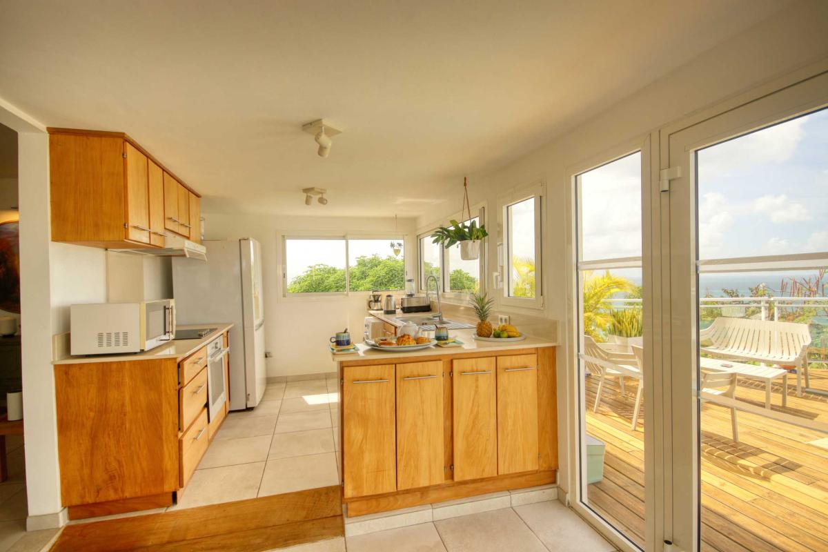 10-Villa-splendide-vue-mer-tartane-trinité-cuisine-et-vue-entière