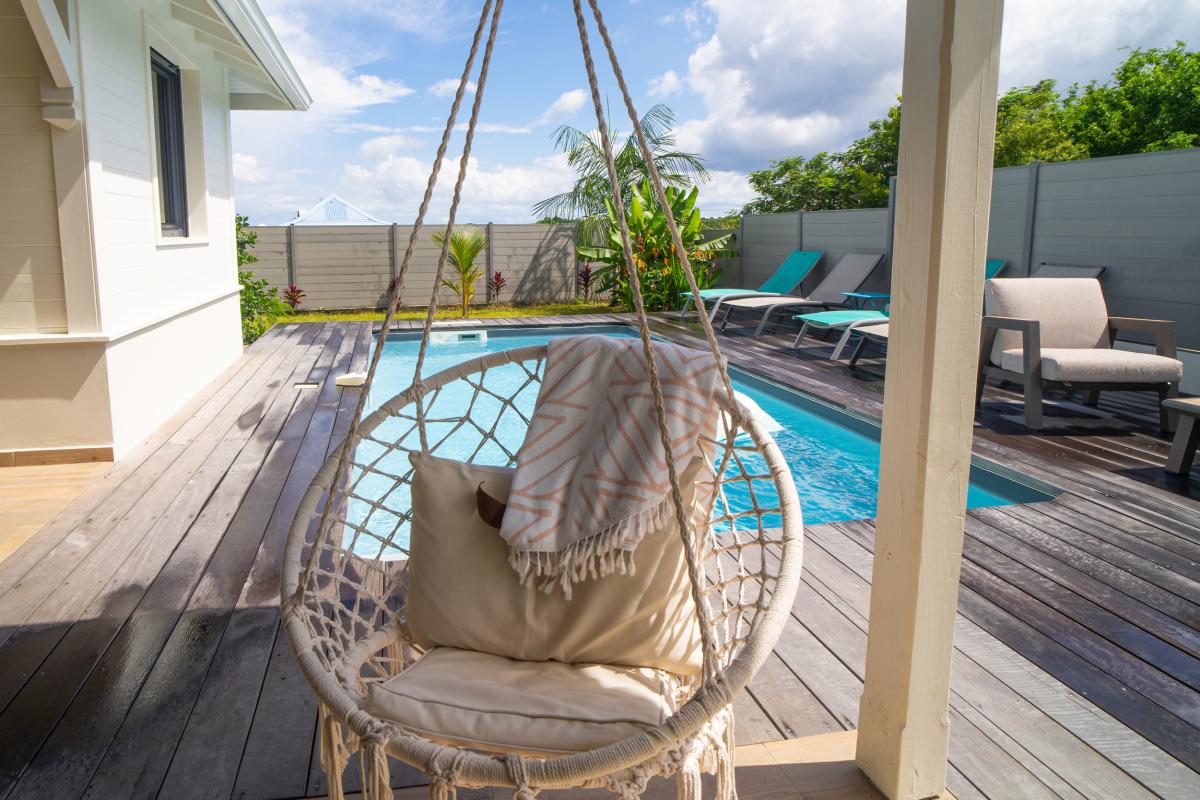 6-Location-villa-piscine-le-diamant-martinique-balancelle