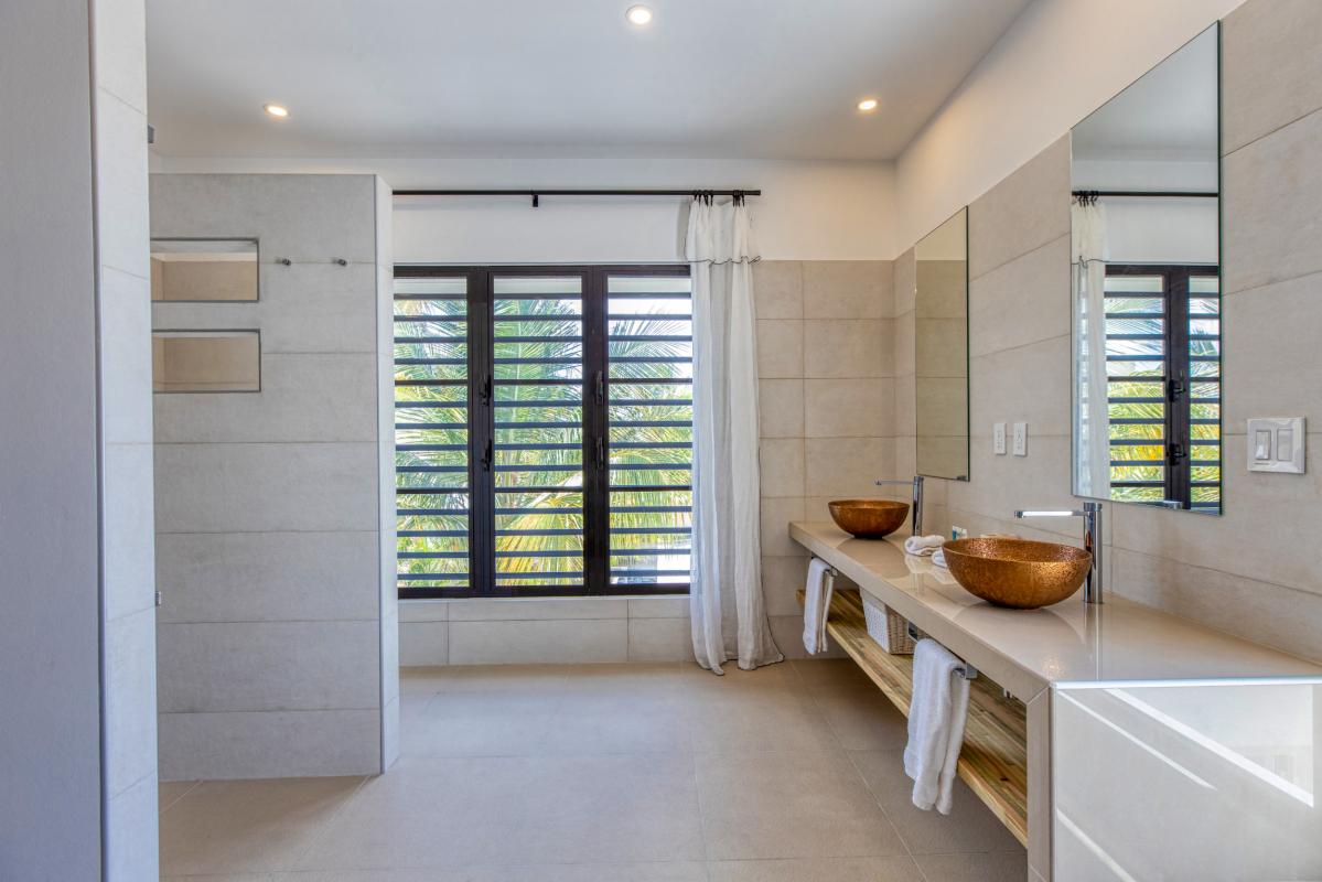 Location villa Alma 4 chambres 8 personnes avec piscine les pieds dans l'eau Beacon Hill Saint Martin