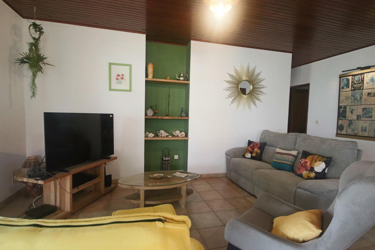 11-Location-villa-martinique_-Salon-avec-télé
