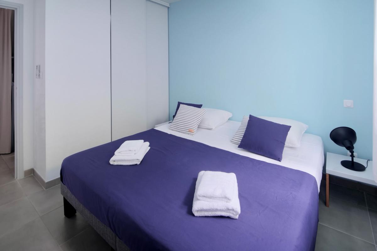 18-Location-villa-les-trois-ilets-piscine-vue-mer-martinique_-chambre-2-lit-double