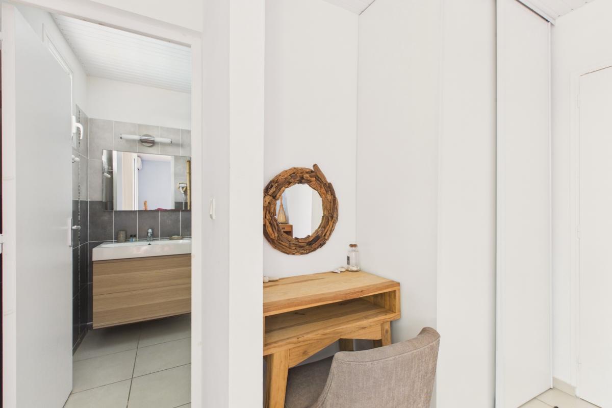 salle-eau-moderne-douche-italienne-chambre-master