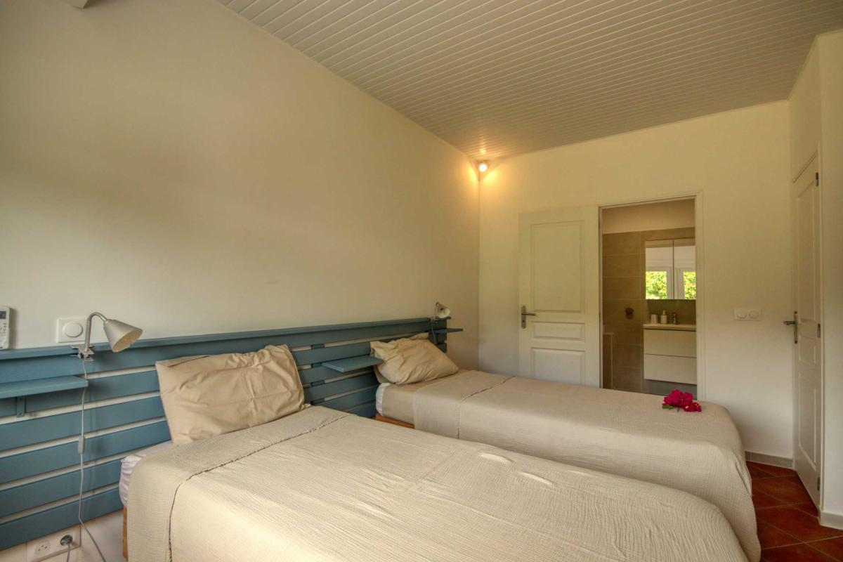 10-Location-villa-le-robert-martinique-_dépendance-la-chambre-1