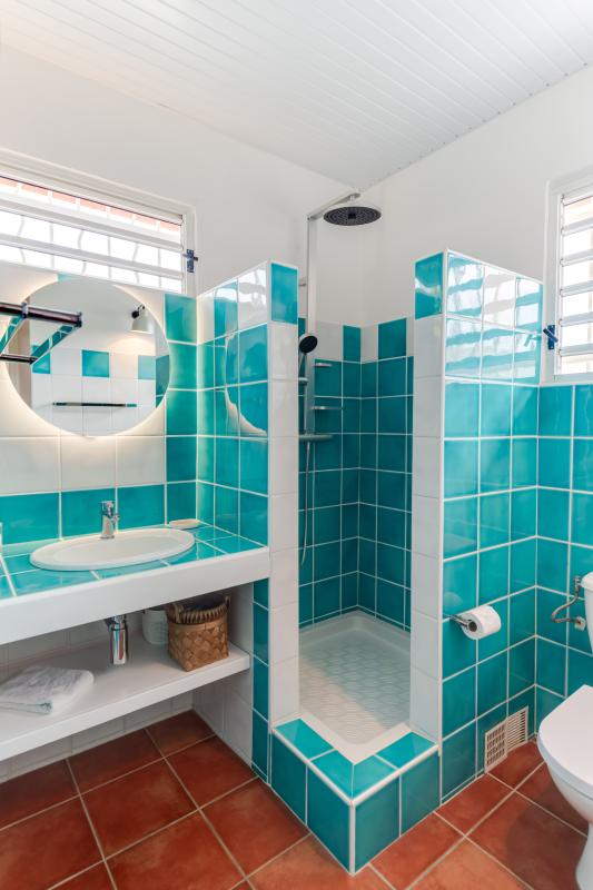 salle-de-douche-bas-villa-luxe