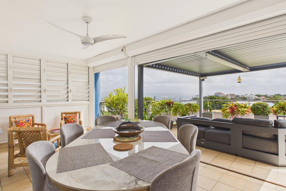 terrasse-couverte-vue-mer-panoramique-trois-ilets-1