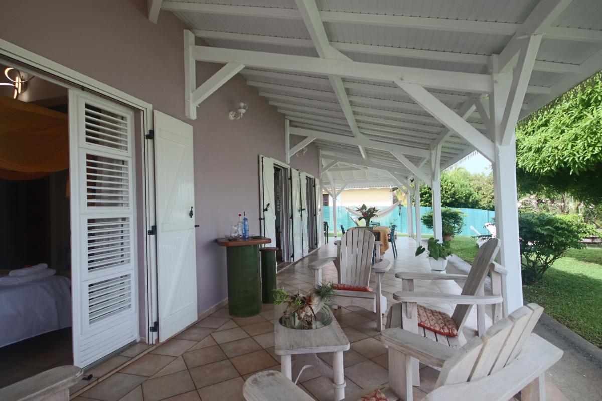 9-Location-villa-martinique_Terrasse-espace-détente-et-chambre