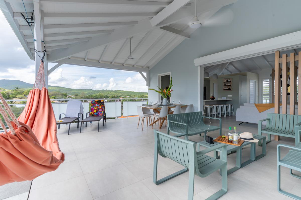 terrasse-espace-repas-table-exterieure-villa-t4-martinique