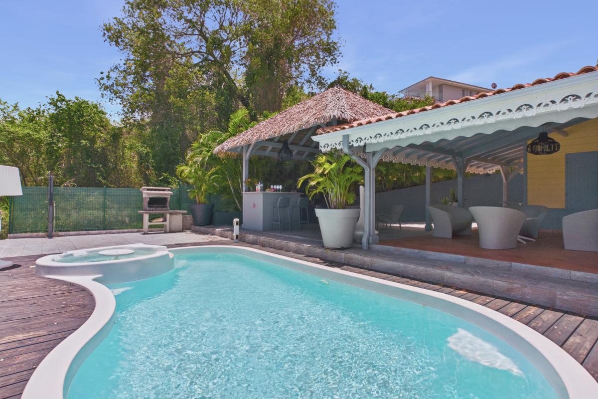 deck-piscine-espace-barbecue-exterieur