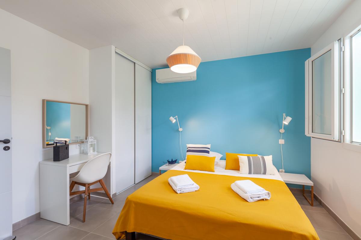 11-Location-villa-les-trois-ilets-piscine-vue-mer-martinique_-chambre-1