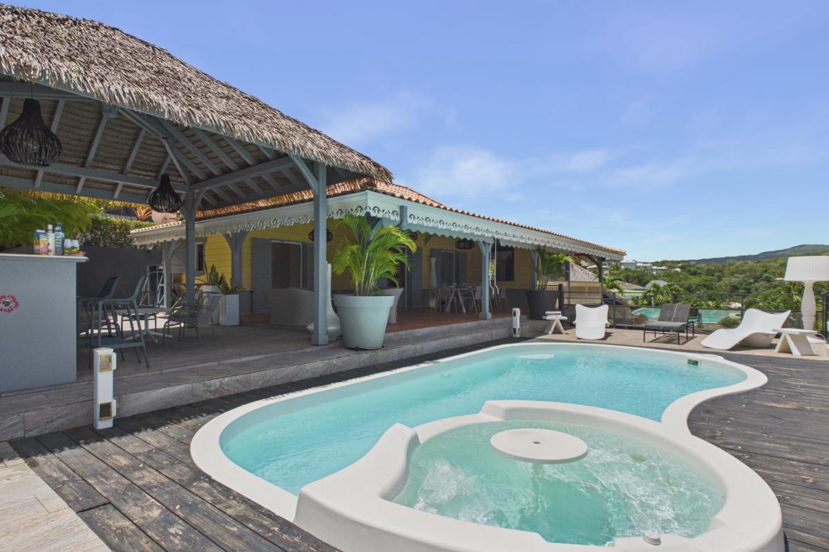 piscine-bain-remous-integre-vue-mer