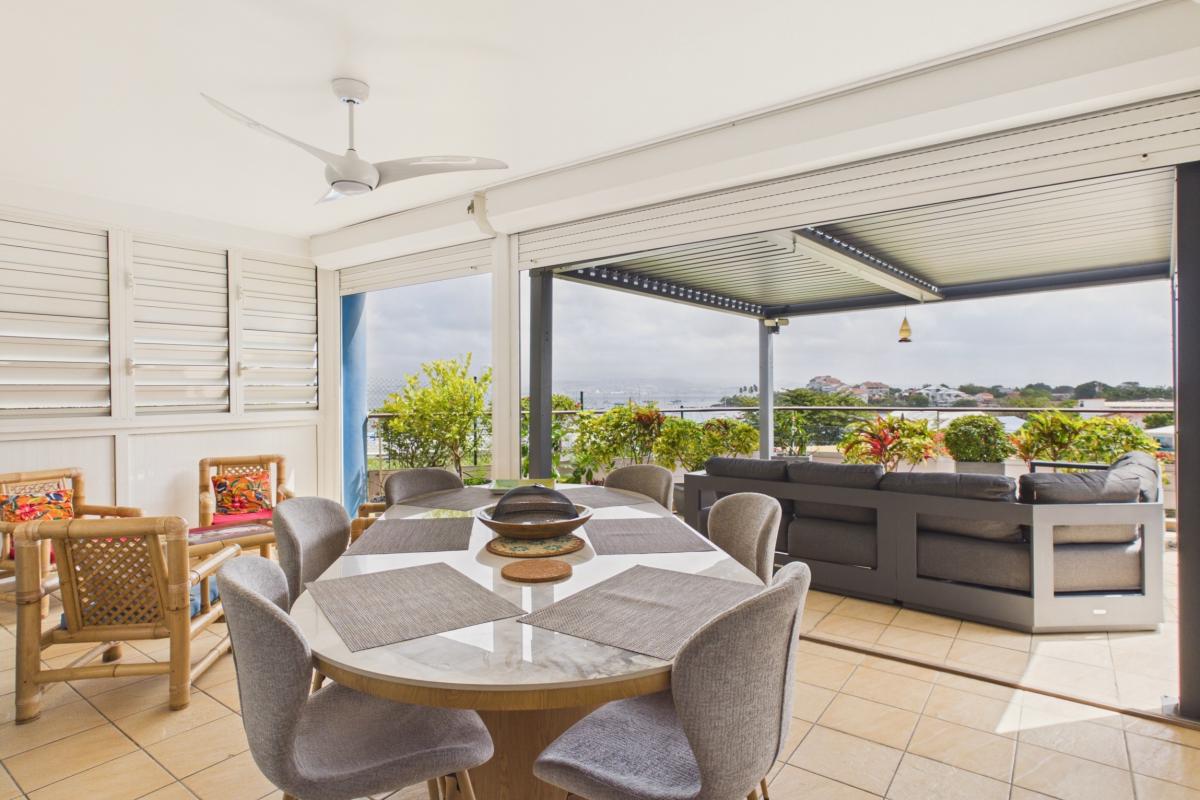 espace-repas-exterieur-terrasse-vue-mer