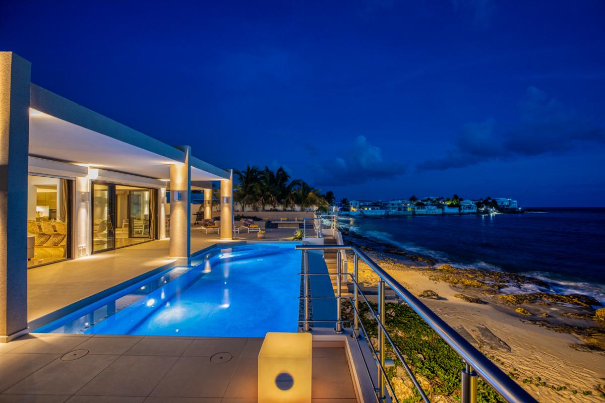 Location villa Alma 4 chambres 8 personnes avec piscine les pieds dans l'eau Beacon Hill Saint Martin