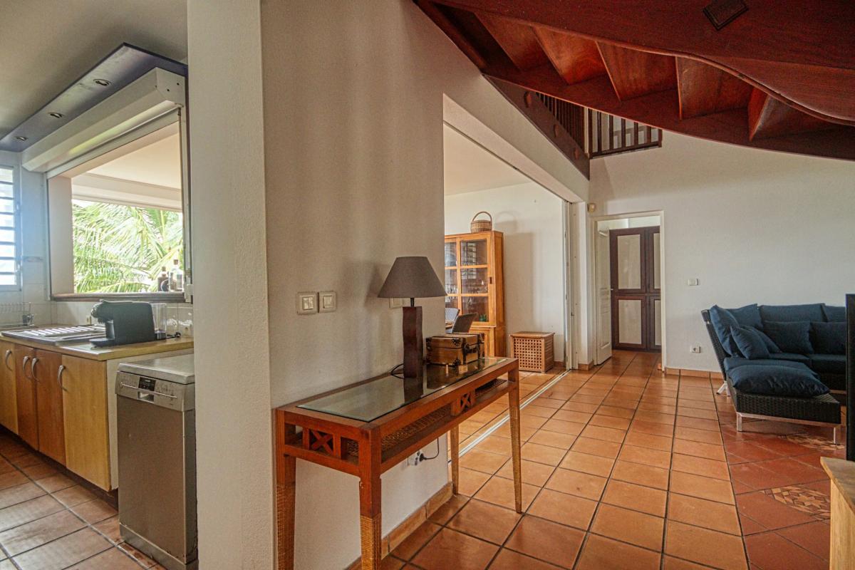 10-Location-villa-Martinique_-Case-Pilote_-entrée-intérieur-maison-et-cuisine