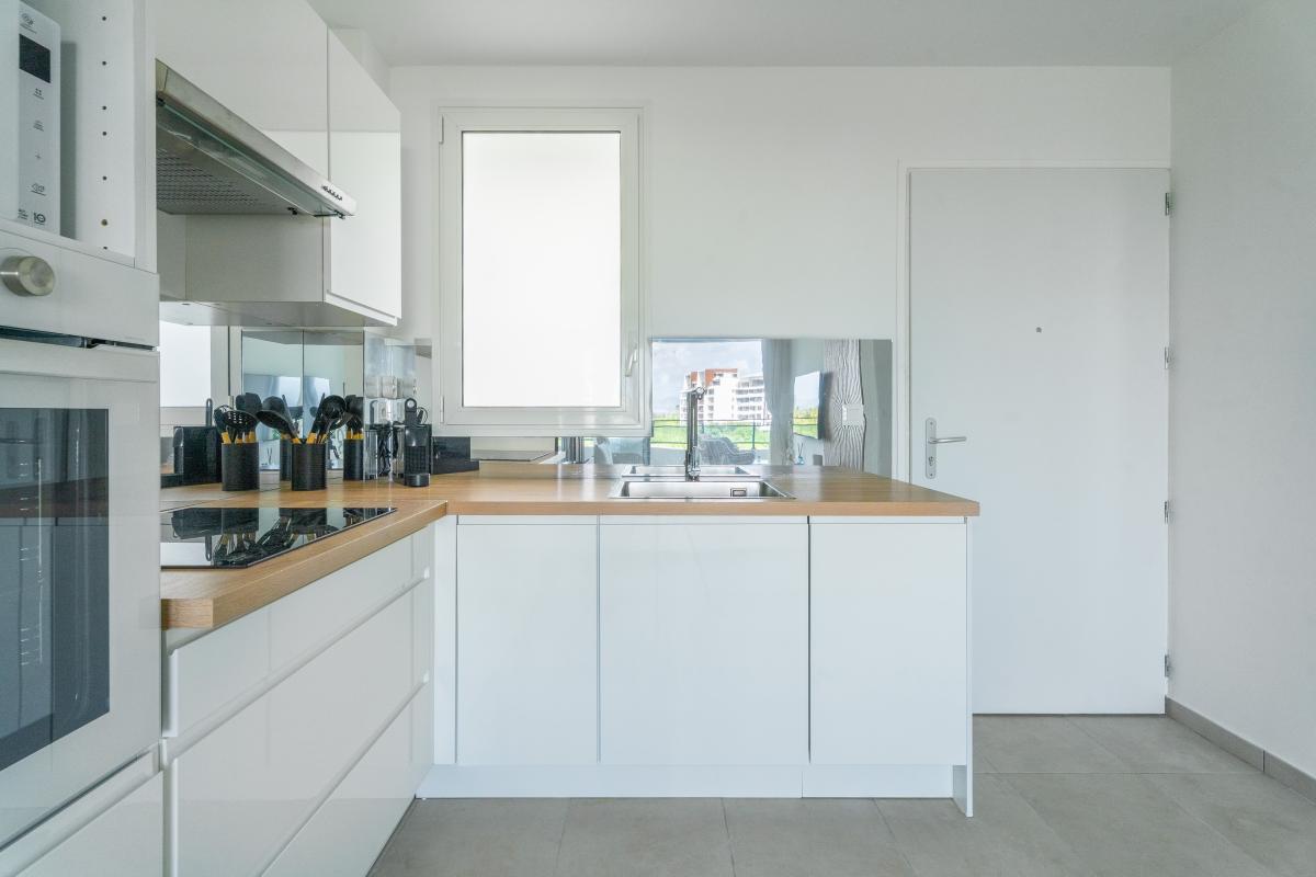 appartement-meuble-etang-zabricot-cuisine-equipee-sejour
