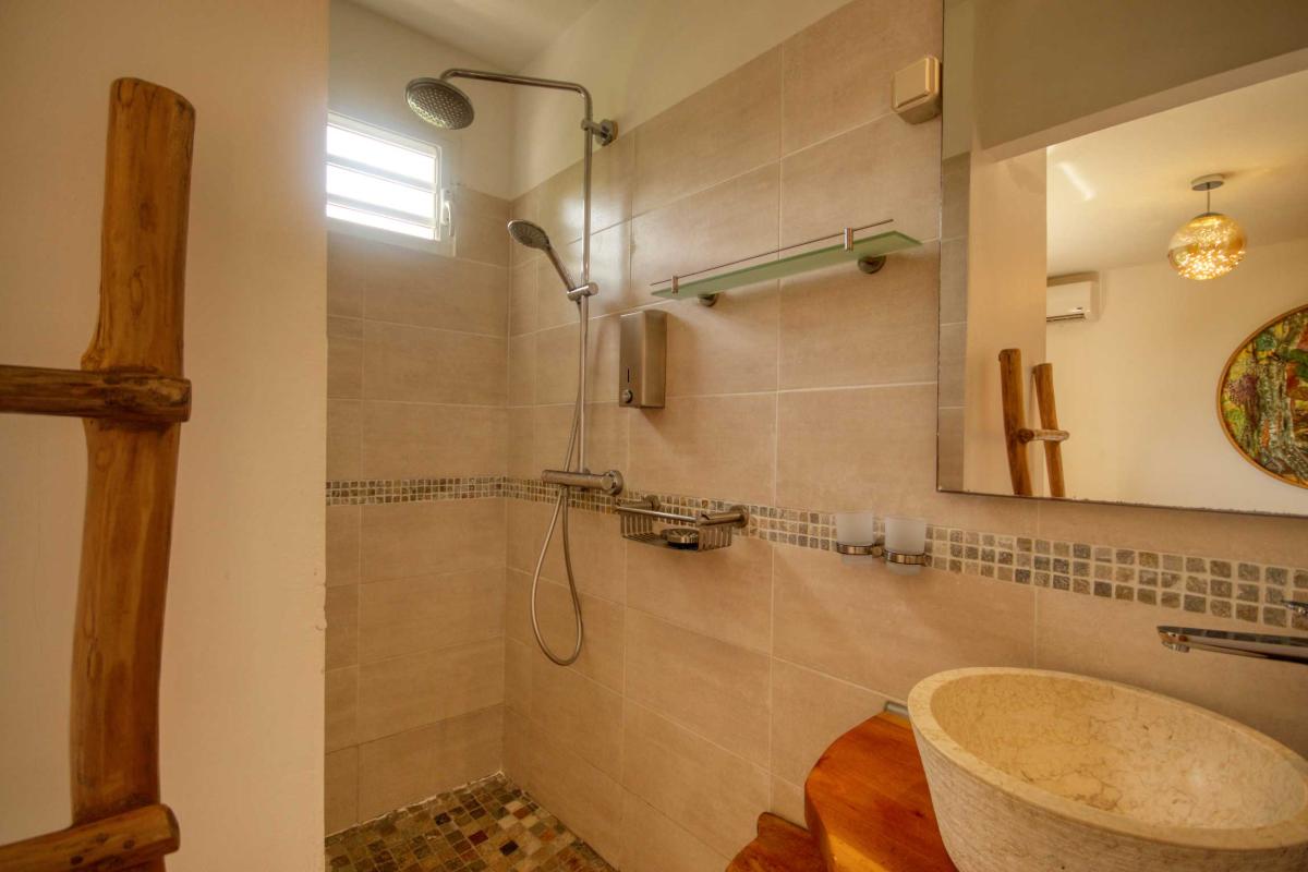 28-Villa-splendide-vue-mer-tartane-trinité-chambre-2-et-salle-d'eau-douche