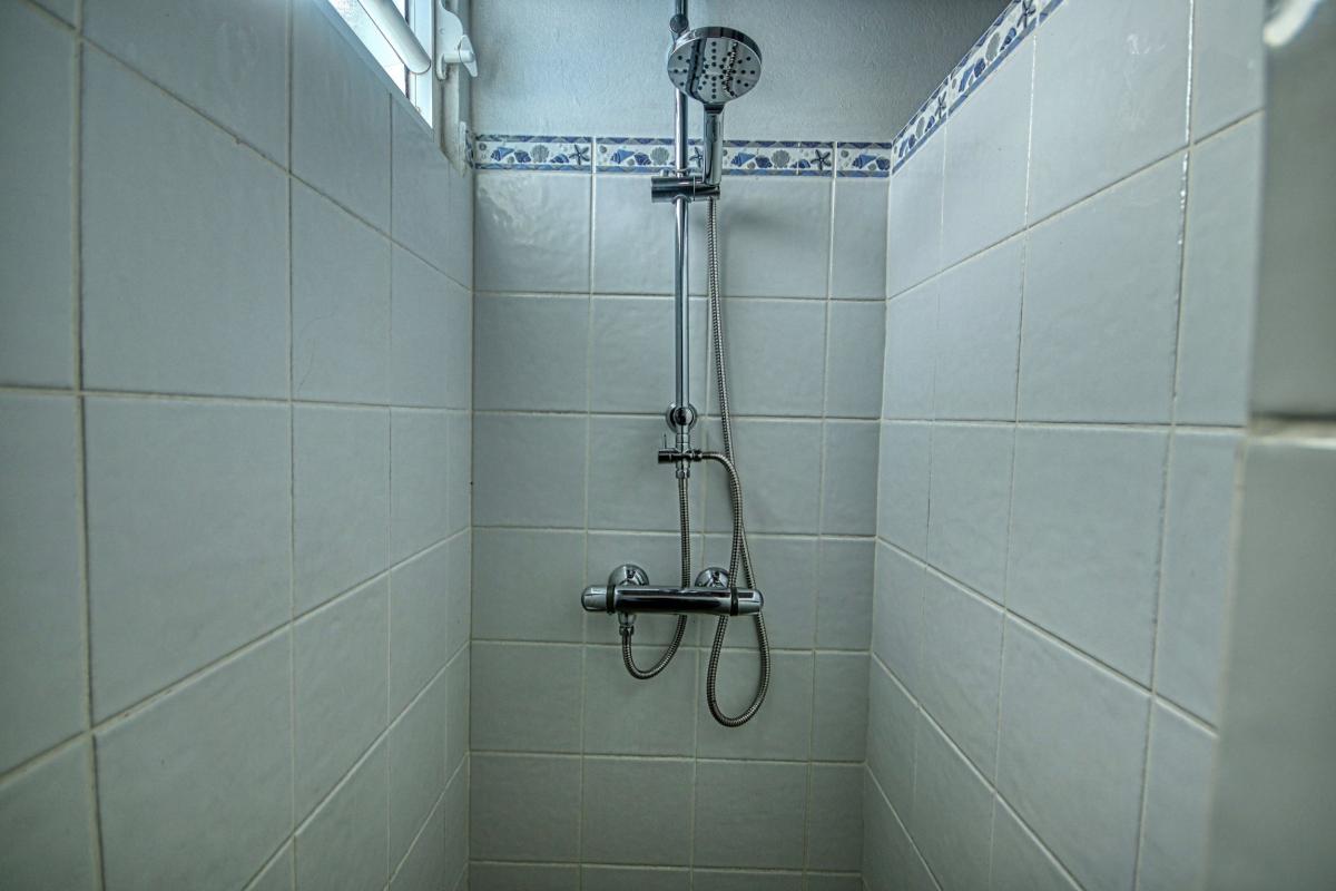 21-Location-villa-Martinique_-Case-Pilote_-Chambre-2-salle-d'eau-douche-3