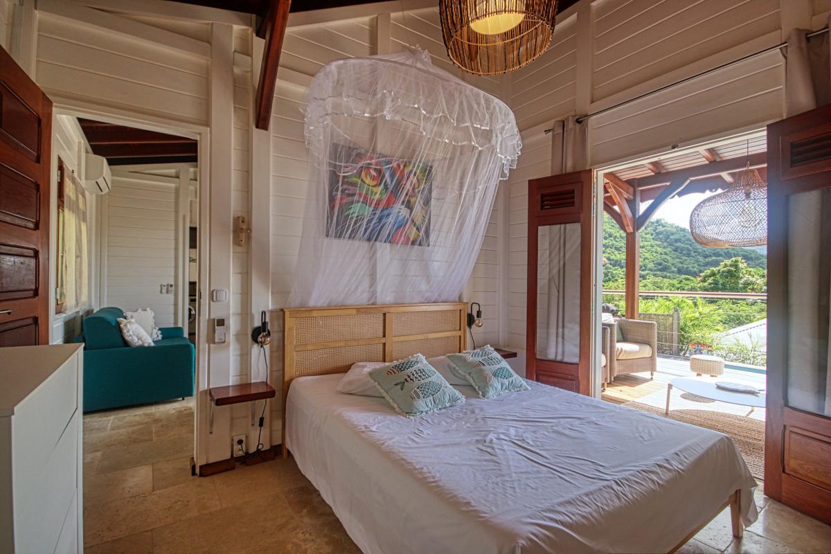13-Location-villa-Martinique_Anses-d'Arlet_-chambre-et-salon-intérieur