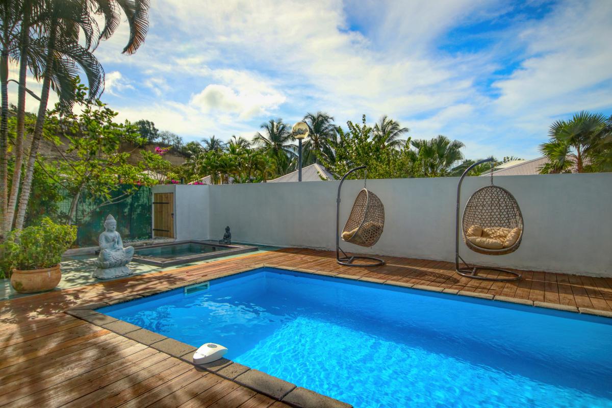 20-Location-villa-Martinique_Terrasse-piscine-et--jacuzzi