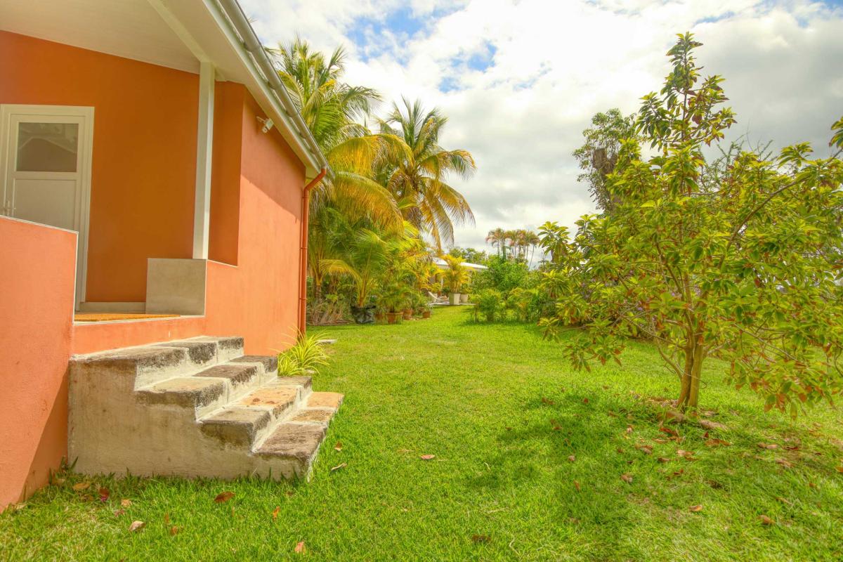 14-Location-villa-le-robert-martinique-_dépendance-jardin-commun