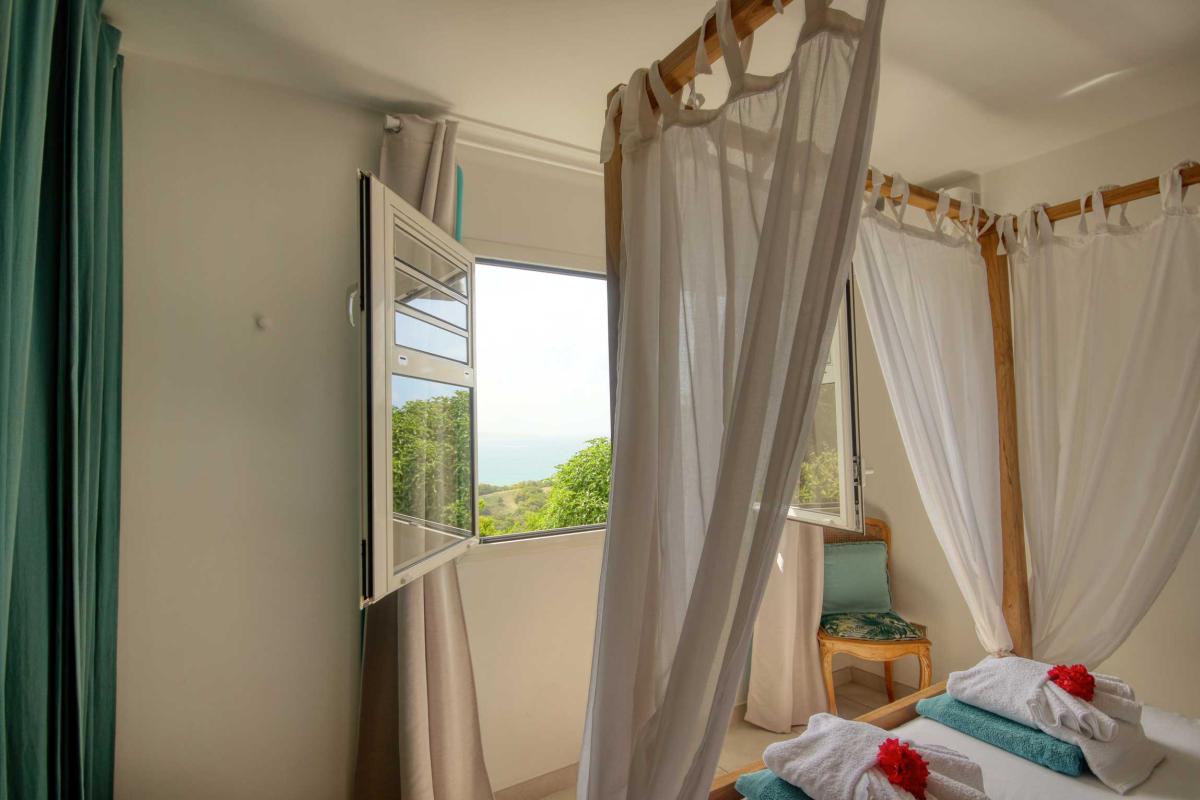 21-Villa-splendide-vue-mer-tartane-trinité-chambre-1-et-salle-d'eau-fenêtre