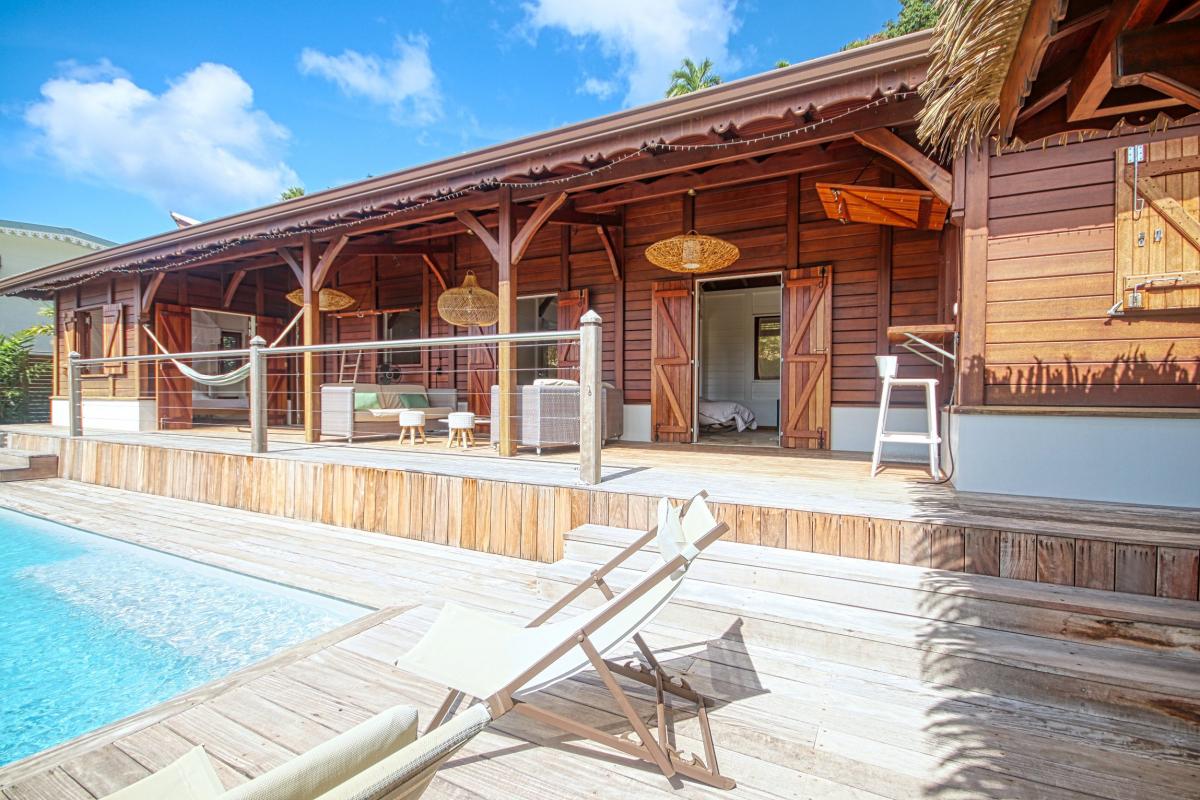 4-Location-villa-Martinique_Anses-d'Arlet_-terrasse-et-salon-extérieur