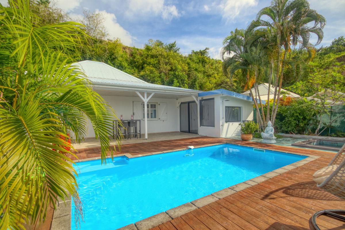 2-Location-villa-Martinique_Terrasse-piscine-et-table-haute