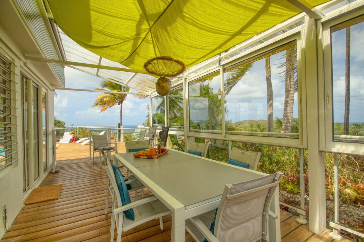 7-Villa-splendide-vue-mer-tartane-trinité-terrasse-couverte-table-à-manger