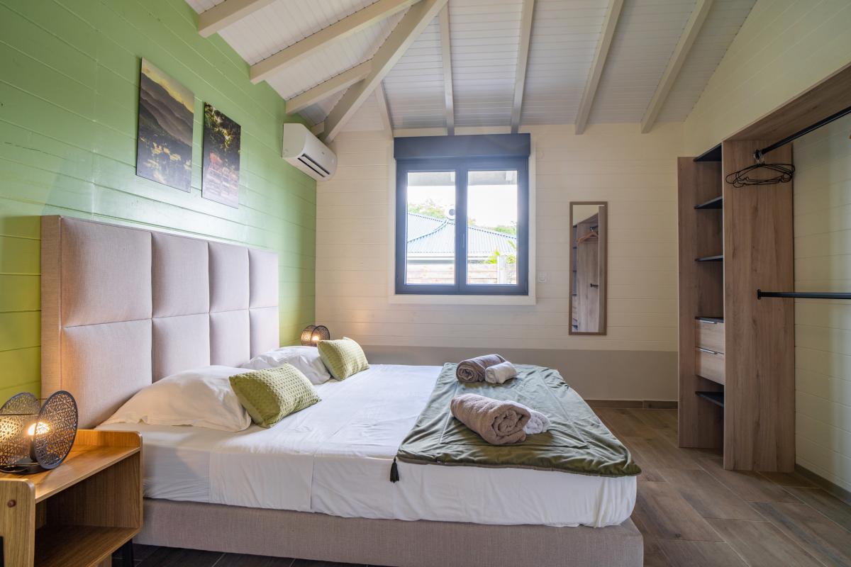 13-Location-villa-piscine-le-diamant-martinique-chambre-2