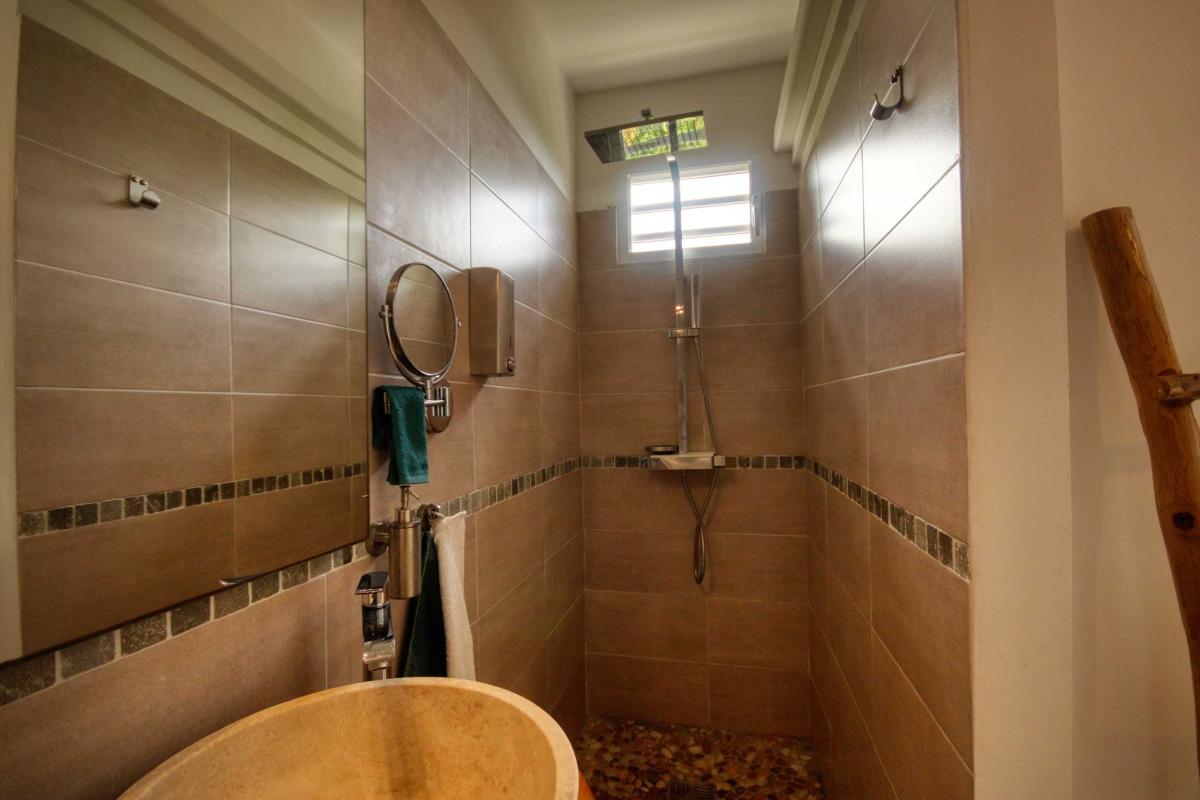 23-Villa-splendide-vue-mer-tartane-trinité-chambre-1-et-salle-d'eau-douche