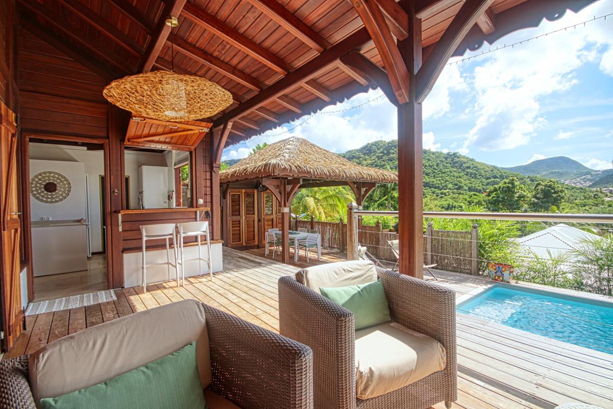 24-Location-villa-Martinique_Anses-d'Arlet_-chambre-1-salon-piscine