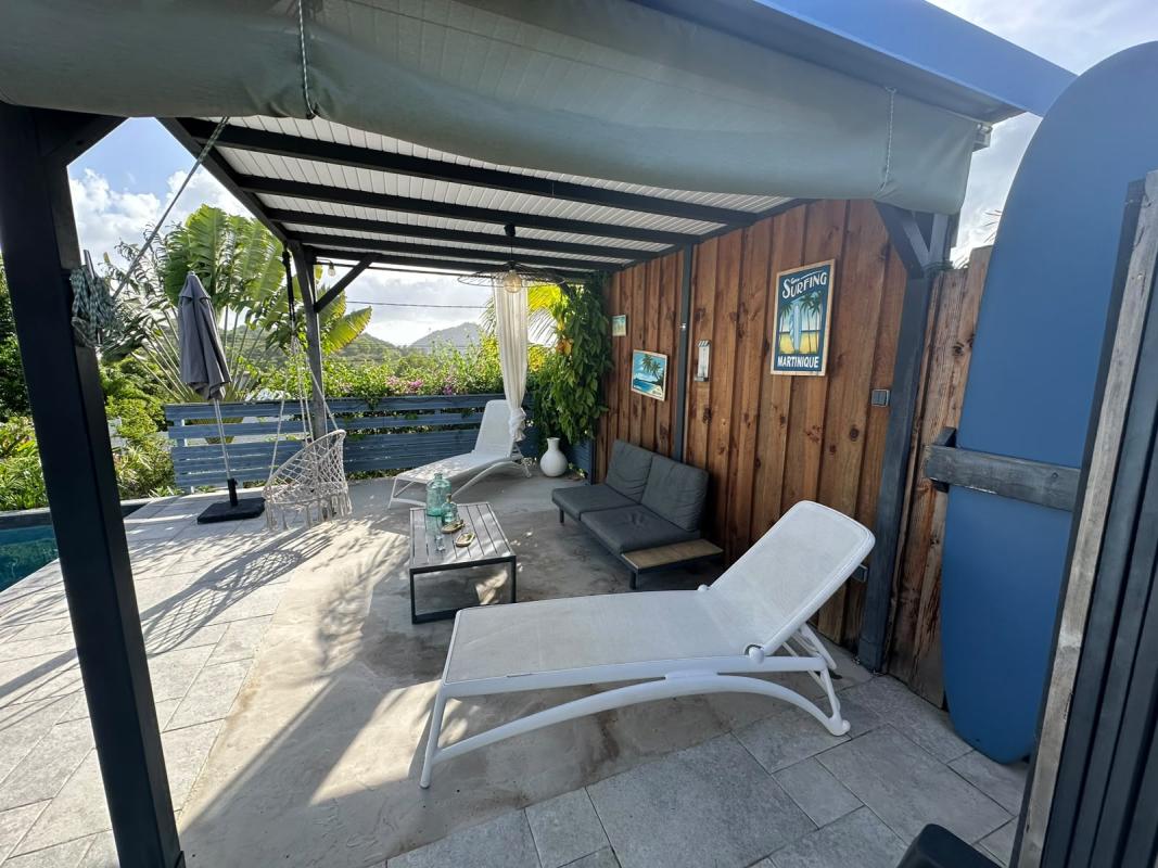 terrasse-bois-transats-piscine-villa-sainte-anne