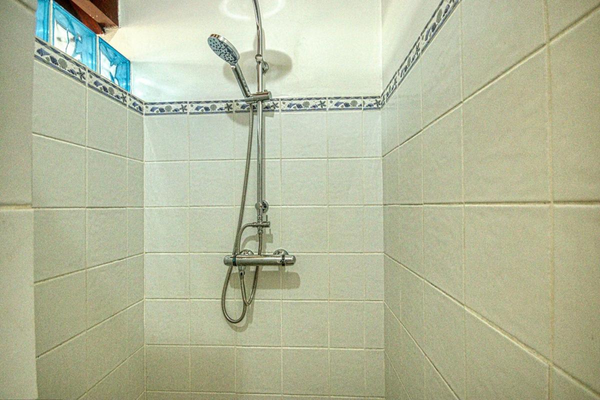 27-Location-villa-Martinique_-Case-Pilote_-Chambre-3-salle-d'eau-douche-2