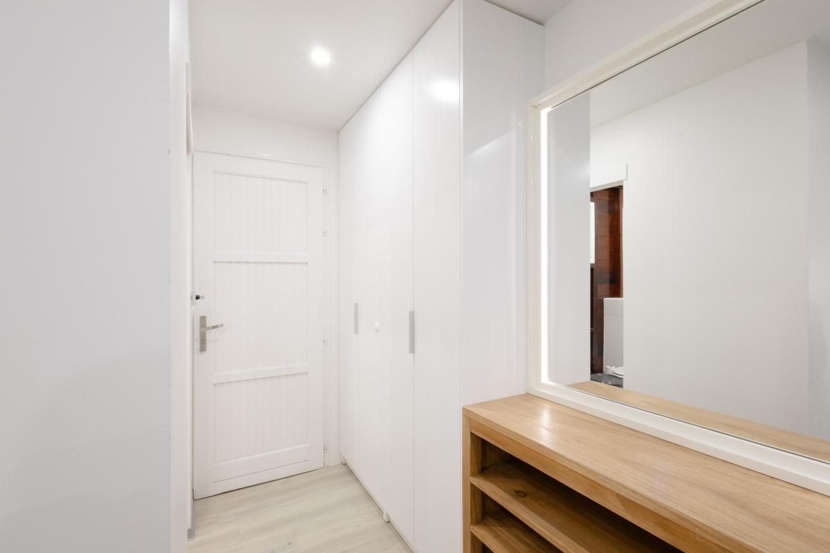 8-Location-studio-Martinique---Salle-d'eau-porte