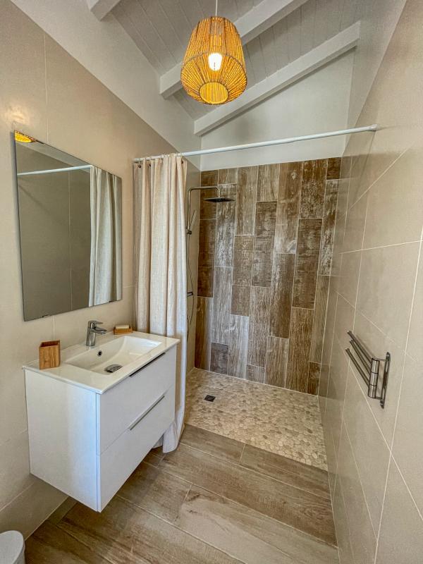 A louer villa 3 chambres pour 6 personnes avec piscine et balneo sur les hauteurs du Gosier en Guadeloupe