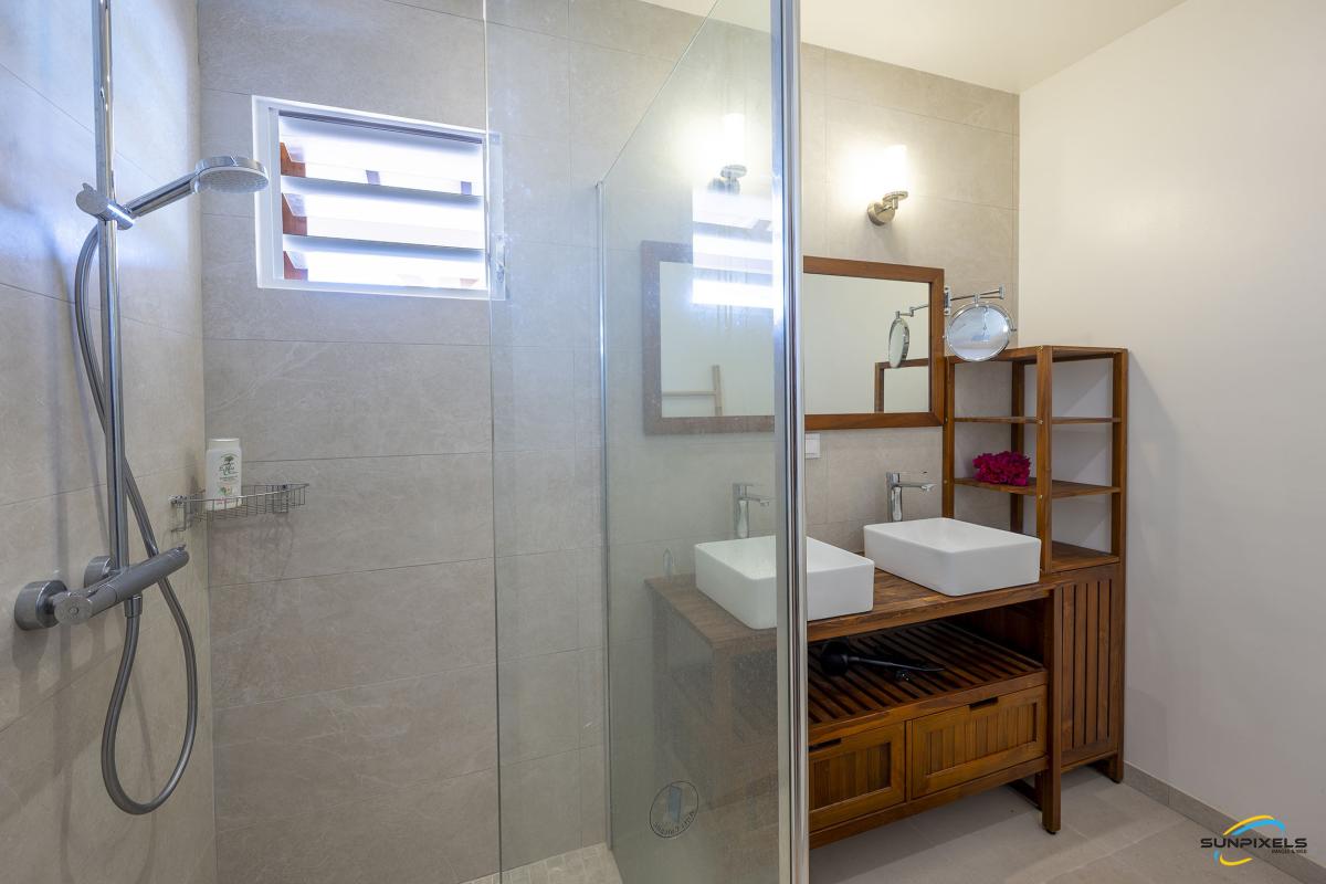 salle-de-bain-moderne-villa-anses-darlet