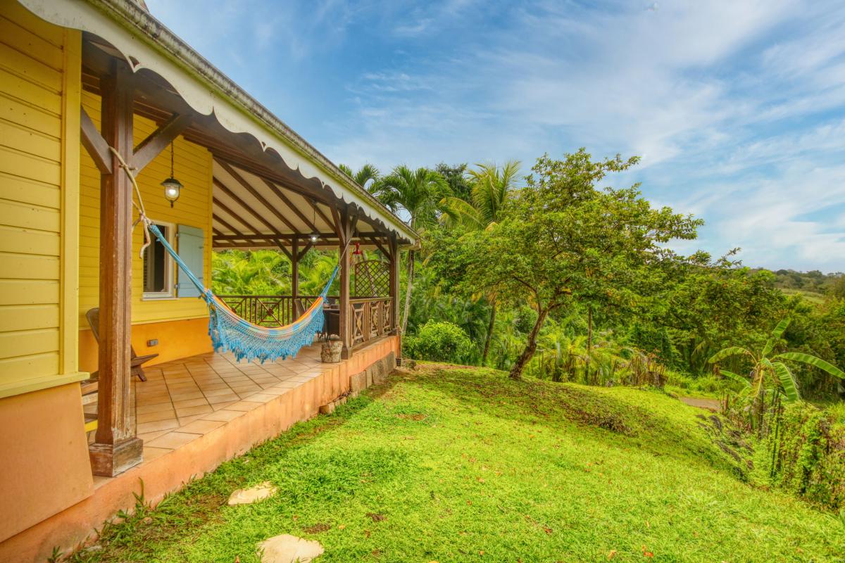 2-Villa-rivière-salée-Martinique-terrasse-jardin-et-hamac-V2