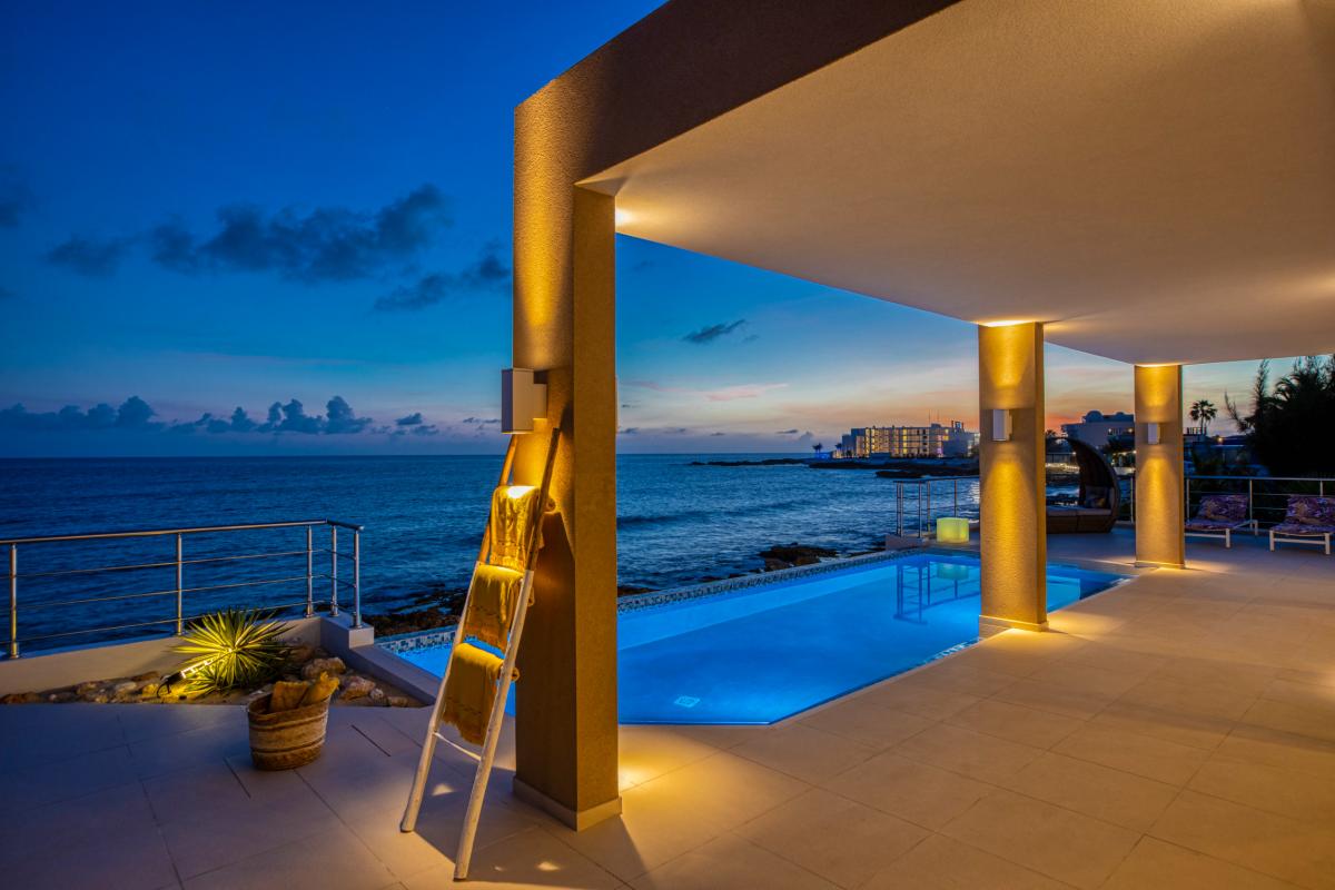Location villa Alma 4 chambres 8 personnes avec piscine les pieds dans l'eau Beacon Hill Saint Martin