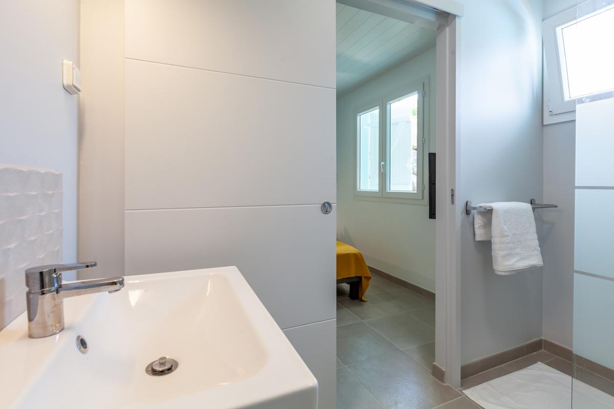 17-Location-villa-les-trois-ilets-piscine-vue-mer-martinique_la-salle-deau-1