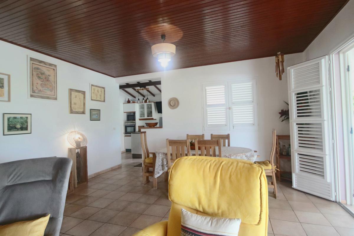 12-Location-villa-martinique_-Salon--et-table-à-manger