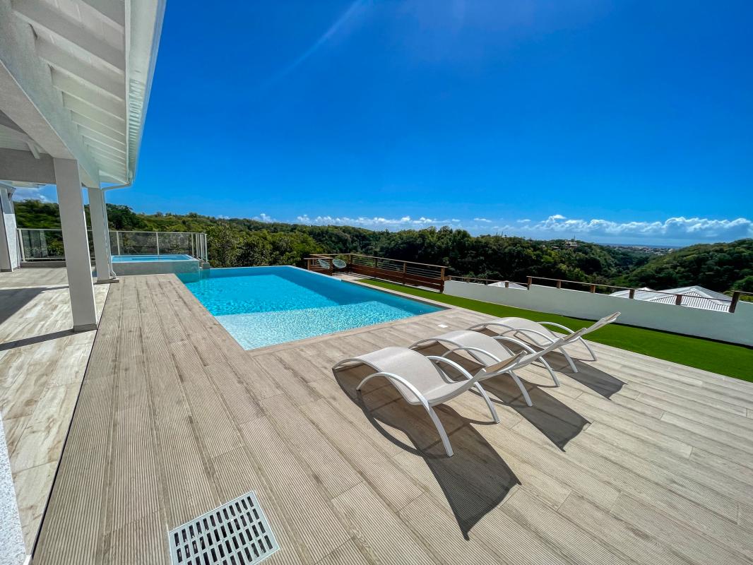 A louer villa 3 chambres pour 6 personnes avec piscine et balneo sur les hauteurs du Gosier en Guadeloupe