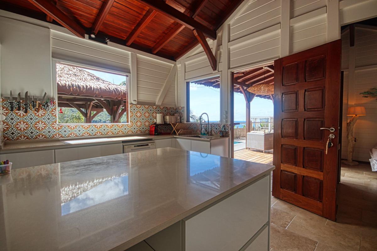8-Location-villa-Martinique_Anses-d'Arlet_-cuisine-vue-extérieur