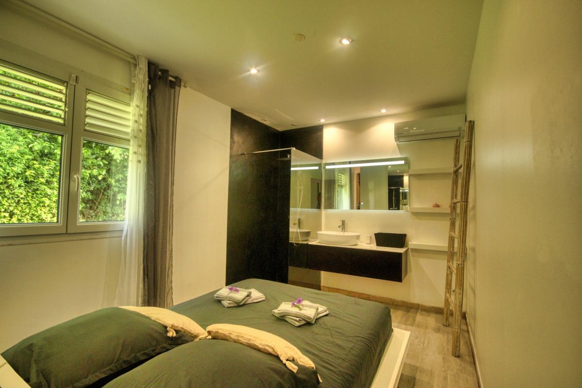 17-Location-villa-Martinique_Chambre-2-salle-d'eau-2